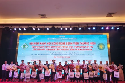 Ban Tổ chức tặng hoa cho các địa biểu tham gia Hội nghị và Hội thảo.