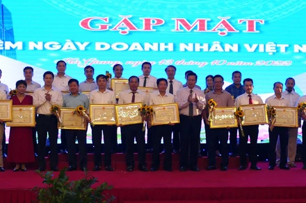 Chủ tịch UBND tỉnh Hà Giang tặng Bằng khen cho các doanh nghiệp, doanh nhân tiêu biểu.