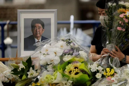 Người dân Tokyo đặt hoa tưởng nhớ cố Thủ tướng Abe Shinzo. (Ảnh: Reuters)