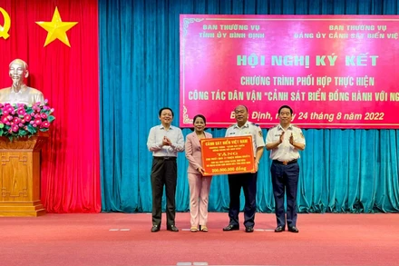 Bộ Tư lệnh Cảnh sát biển Việt Nam tặng 200 suất quà (mỗi suất trị giá 1 triệu đồng) cho các gia đình chính sách và ngư dân có hoàn cảnh khó khăn trên địa bàn tỉnh Bình Định. 
