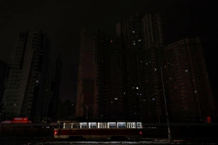 Tòa nhà chung cư tại Kiev bị mất điện, ngày 23/11/2022. (Ảnh: Reuters)