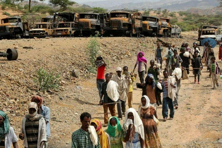 Người dân từ một khu chợ trở về làng ở Yechila, vùng Tigray, Ethiopia, ngày 10/7/2021. (Ảnh: Reuters)