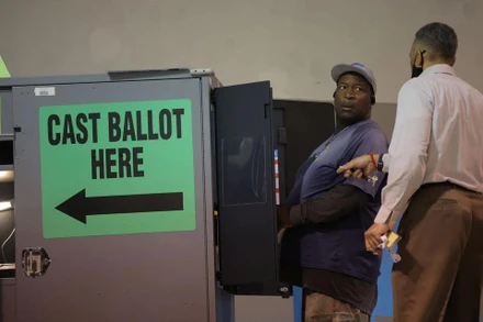 Cử tri bỏ phiếu tại Austell, bang Georgia, ngày 8/11/2022. (Ảnh: Reuters)