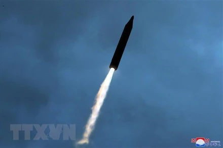 Một vụ phóng thử tên lửa đạn đạo trong cuộc tập trận chiến thuật của quân đội nhân dân Triều Tiên. (Ảnh: KCNA/TTXVN)