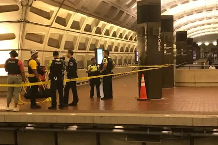 Cảnh sát đang điều tra vụ việc trong nhà ga Metro Center. (Ảnh: The Washington Post)