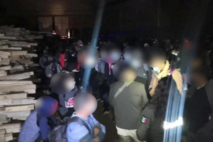 Tổng cộng 225 người di cư được phát hiện trong nhà kho ở Jilotepec thuộc bang Mexico. (Ảnh: INM)