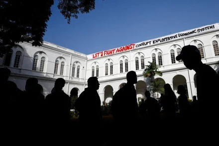 Người biểu tình tới tư dinh của Tổng thống Gotabaya Rajapaksa sau khi ông rời đi. (Ảnh: Reuters)