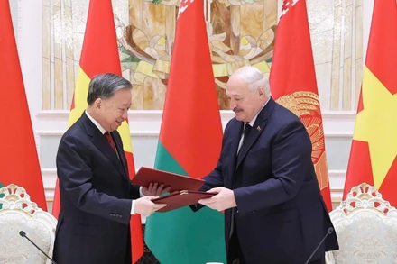 Tổng Bí thư Tô Lâm và Tổng thống Aleksandr Lukashenko ký Tuyên bố chung về việc thiết lập quan hệ Đối tác chiến lược Việt Nam-Belarus. (Ảnh: TTXVN)