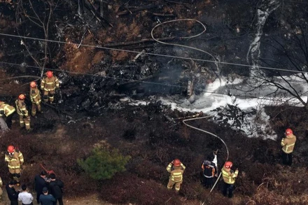 Hiện trường chiếc trực thăng cứu hỏa gặp nạn trong quá trình tham gia công tác dập lửa ở quận Uiseong, tỉnh Gyeongsang Bắc, Hàn Quốc, ngày 26/3/2025.