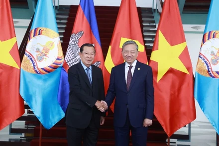 Tổng Bí thư Ban Chấp hành Trung ương Đảng Cộng sản Việt Nam Tô Lâm và Chủ tịch Đảng Nhân dân Campuchia, Chủ tịch Thượng viện Campuchia Hun Sen. Ảnh: TTXVN