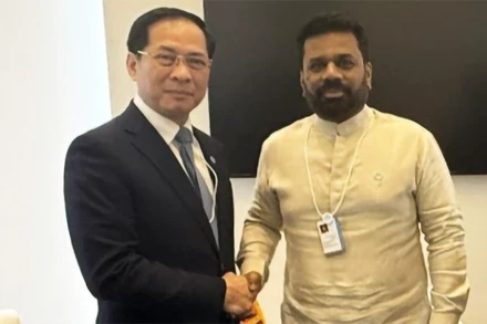 Phó Thủ tướng, Bộ trưởng Ngoại giao Bùi Thanh Sơn và Tổng thống Sri Lanka Anura Kumara Dissanayake. Ảnh: VGP