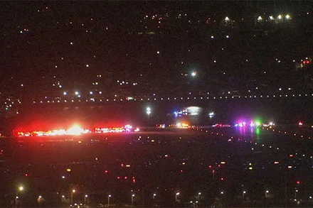 Mỹ: Máy bay chở 64 người va chạm trực thăng