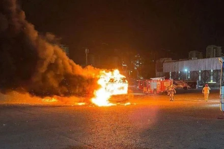 Hiện trường vụ nổ xe buýt tại Bat Yam, gần Tel Aviv, Israel, ngày 20/2/2025. (Ảnh chụp từ video/Tân Hoa Xã)