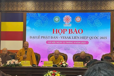 Hòa thượng Thích Gia Quang phát biểu tại họp báo.