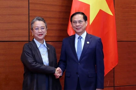 Phó Thủ tướng, Bộ trưởng Ngoại giao Bùi Thanh Sơn và Phó Tổng Thư ký Liên hợp quốc kiêm Thư ký điều hành Ủy ban Kinh tế xã hội khu vực châu Á-Thái Bình Dương (ESCAP) Armida Salsiah Alisjahbana. (Ảnh: TTXVN)
