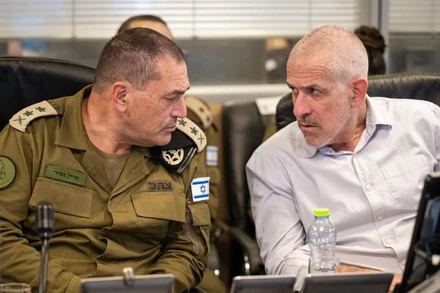 Ông Eyal Zamir (bên trái), Tổng Tham mưu trưởng Quân đội Israel, và ông Ronen Bar, người đứng đầu Cơ quan An ninh nội địa Israel, chỉ huy các cuộc không kích ở Dải Gaza từ trung tâm tác chiến ngầm của Không quân Israel vào ngày 18/3/2025. (Ảnh: Tân Hoa Xã)