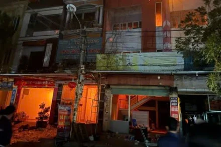 Vụ cháy lan ra nhiều nhà dân.