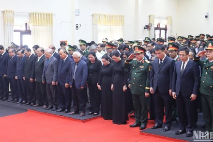 Các đại biểu dành một phút mặc niệm tưởng nhớ nguyên Chủ tịch nước Trần Đức Lương.