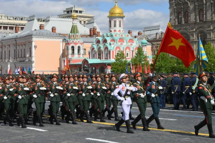 Đoàn Quân đội nhân dân Việt Nam tiến qua lễ đài duyệt binh Ngày Chiến thắng. (Ảnh: RIA Novosti)