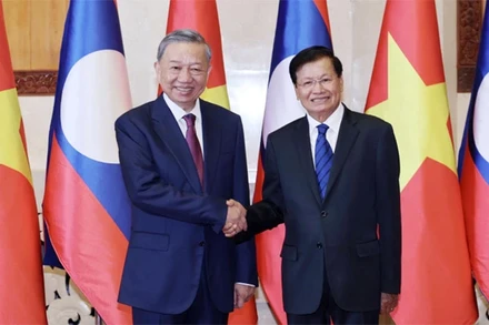 Chủ tịch nước Tô Lâm và Tổng Bí thư, Chủ tịch nước Lào Thongloun Sisoulith chụp ảnh chung, sáng 11/7/2024, trong khuôn khổ chuyến thăm cấp Nhà nước tới Cộng hòa Dân chủ nhân dân Lào. (Ảnh: TTXVN)