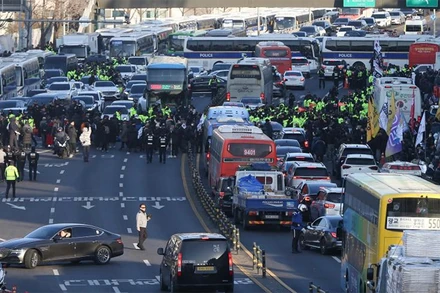 Cảnh sát Hàn Quốc làm nhiệm vụ gần tư dinh của Tổng thống Yoon Suk Yeol tại Seoul, Hàn Quốc, ngày 15/1/2025. Ảnh: Tân Hoa Xã 