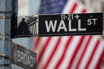 Biển hiệu Phố Wall xuất hiện trước Sở Giao dịch Chứng khoán New York (NYSE) tại New York, Mỹ, ngày 18/1/2022. (Ảnh: Tân Hoa xã)