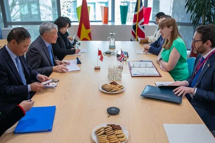 Phó Thủ tướng Thường trực Chính phủ Nguyễn Hòa Bình có cuộc làm việc với Phó Thủ tướng Anh Angela Rayner. Ảnh: Bộ Ngoại giao