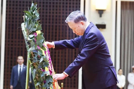 Tổng Bí thư Tô Lâm dẫn đầu Đoàn đại biểu cấp cao của Đảng, Nhà nước Việt Nam viếng nguyên Chủ tịch Đảng Nhân dân Cách mạng Lào, nguyên Chủ tịch nước Cộng hòa Dân chủ Nhân dân Lào Khamtay Siphandone. (Ảnh: TTXVN) 