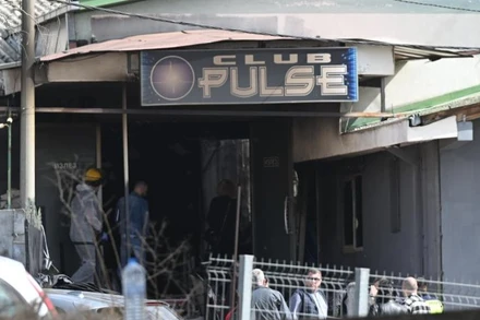 Phía bên ngoài hộp đêm Club Pulse ở Kocani, cách thủ đô Skopje của Bắc Macedonia khoảng 100km về phía đông. Ảnh: Tân Hoa Xã