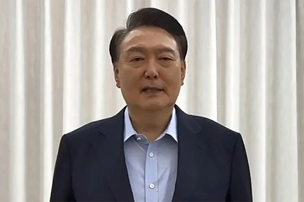 Tổng thống Hàn Quốc bị luận tội Yoon Suk Yeol trong bài phát biểu với công chúng được phát qua video từ tư dinh ở Seoul, ngày 15/1/2025. (Ảnh: TTXVN)