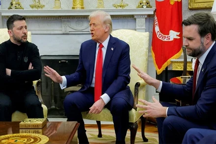 Tổng thống Mỹ Donald Trump (giữa) bất đồng quan điểm với Tổng thống Ukraine Volodymyr Zelensky (trái) về cuộc xung đột Nga-Ukraine trong hội đàm tại Nhà trắng, ngày 28/2/2025. (Ảnh: Reuters/TTXVN)