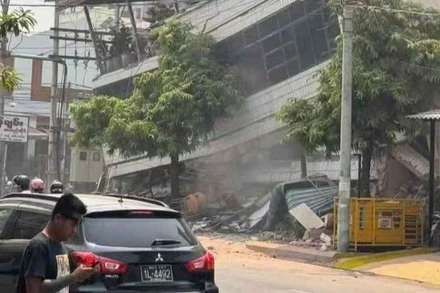 Tòa nhà tại Mandalay, Myanmar bị thiệt hại nghiêm trọng sau trận động đất ngày 28/3/2025. (Ảnh: Tân Hoa xã)