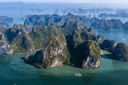 Vẻ đẹp cuốn hút của Vịnh Hạ Long. (Ảnh: THÀNH ĐẠT)