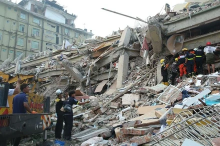 Triển khai công tác tìm kiếm và cứu nạn tại Mandalay, Myanmar, ngày 30/3/2025. (Ảnh: Tân Hoa xã)