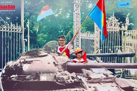 Hai anh em Minh Nhật và Nhật Ánh chụp ảnh kỷ niệm tại triển lãm.