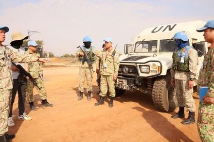 Đội Công binh số 3 tổ chức luyện tập phương án, xử trí tình huống bảo đảm an ninh, an toàn cho người và phương tiện trong quá trình tổ chức thực hiện nhiệm vụ tại địa bàn. (Ảnh: Cục Gìn giữ hòa bình Việt Nam)