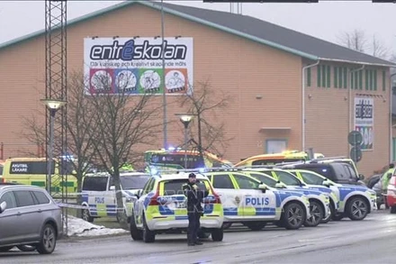 Chiến dịch an ninh được triển khai sau vụ nổ súng tại trường học Risbergska ở thành phố Orebro, miền trung Thụy Điển, ngày 4/2/2025. Ảnh: Sky News/TTXVN