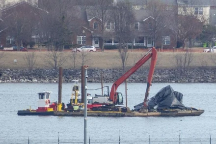 Công tác trục vớt xác máy bay và trực thăng trên sông Potomac, ngày 3/2/2025. Ảnh: Tân Hoa Xã