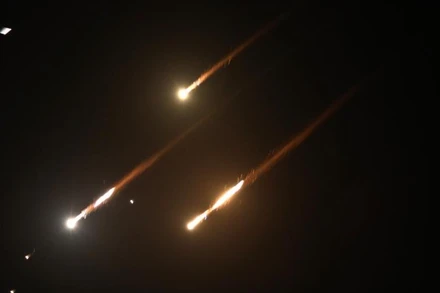 Tên lửa phóng từ Iran bị hệ thống phòng không của Israel đánh chặn trên bầu trời thành phố Nablus, Bờ Tây, ngày 1/10/2024. (Ảnh: Tân Hoa xã)