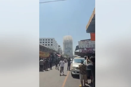 Tòa nhà tại Bangkok bị sập sau khi xuất hiện rung chấn. (Ảnh chụp màn hình video của Khaosod English)