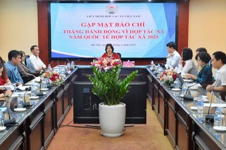 Đồng chí Cao Xuân Thu Vân, Chủ tịch Liên minh HTX Việt Nam phát biểu tại buổi gặp mặt báo chí về lễ tôn vinh hợp tác xã tiêu biểu – Giải thưởng Ngôi sao Hợp tác xã “CoopStar Awards” năm 2025. 