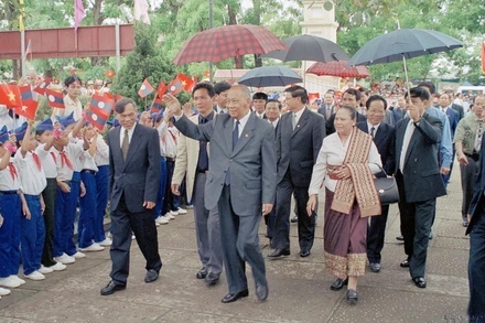 Thiếu nhi xã Kim Liên (huyện Nam Đàn, tỉnh Nghệ An) - quê hương Chủ tịch Hồ Chí Minh chào đón Chủ tịch Đảng, Chủ tịch nước Lào Khamtay Siphandone tới thăm, năm 2002. (Ảnh: TTXVN)
