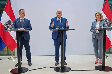 Lãnh đạo đảng SPO Andreas Babler, lãnh đạo đảng OVP Christian Stocker, lãnh đạo đảng NEOS Beate Meinl-Reisinger trong cuộc họp báo tại Vienna, Áo, ngày 27/2/2025. (Ảnh: THX/TTXVN)