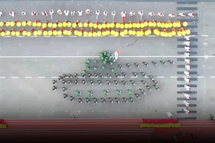 [Video] Màn xếp hình xe tăng tiến vào Dinh Độc lập