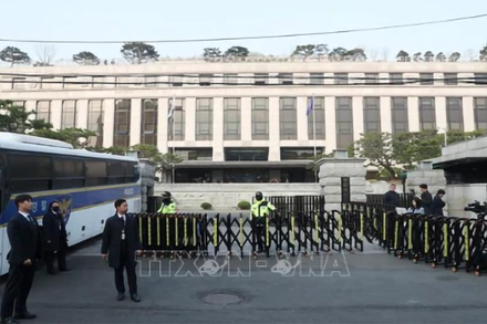 Cảnh sát Hàn Quốc được triển khai bảo đảm an ninh bên ngoài Tòa án Hiến pháp ở Seoul, ngày 4/4/2025. (Ảnh: THX/TTXVN)