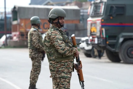 Lực lượng bán quân sự của Ấn Độ đứng gác gần một trạm kiểm soát ở ngoại ô thành phố Srinagar, khu vực Kashmir do Ấn Độ kiểm soát, ngày 7/5/2025. (Ảnh: Tân Hoa Xã)