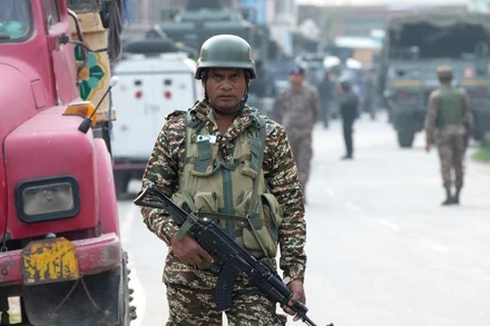 Lực lượng bán quân sự của Ấn Độ đứng gác gần một trạm kiểm soát ở ngoại ô thành phố Srinagar, khu vực Kashmir do Ấn Độ kiểm soát, ngày 7/5/2025. (Ảnh: Tân Hoa Xã)