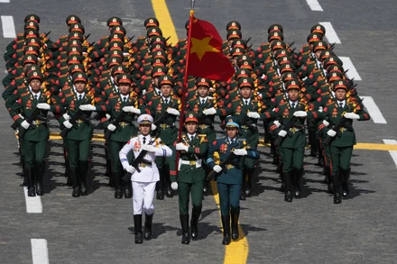 Đoàn Quân đội nhân dân Việt Nam tiến qua lễ đài duyệt binh Ngày Chiến thắng. 