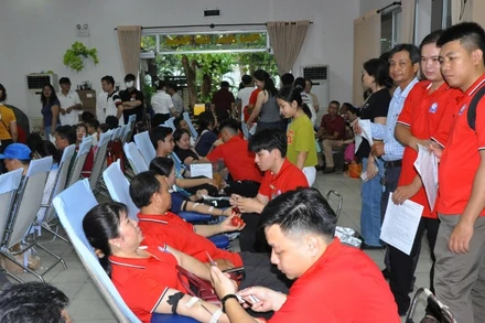 Hàng nghìn đoàn viên công đoàn và người lao động đến từ nhiều đơn vị, doanh nghiệp, bệnh viện, trường học tham gia hiến máu.