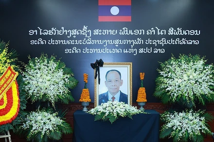 Đại sứ quán Lào mở sổ tang viếng nguyên Chủ tịch Đảng Nhân dân Cách mạng Lào, nguyên Chủ tịch nước Lào Khamtay Siphandone tại Hà Nội. (Ảnh: TTXVN) 